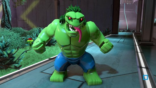 Groene LEGO-figuur met slangenhoofd, rode ogen en een uitstekende tong, gekleed in blauwe broek.