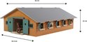 Houten paardenstal met rode bakstenen gevel, grijze dak, groene deuren, maatindicatie.
