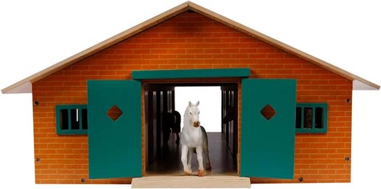 Houten paardenstal met oranje bakstenen façade, grote groene dubbele deuren, witte paard in deuropening.