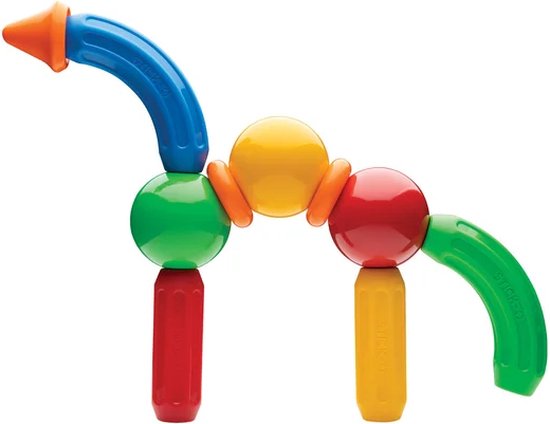 Een op het paard gelijkend figuur gemaakt van rode, gele, groene, blauwe en oranje Stick-O magnetische bouwstaven en ballen.