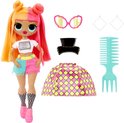 Fashiondoll met tweekleurig oranje-roze haar, omhoog gebonden in knotjes. Ze draagt een wit shirt met "OMG", een rokje met ruitpatroon en kniekousen.