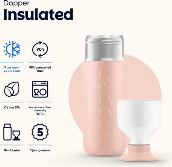 Dopper Insulated drinkfles in pebble peach met een witte dop en een bijpassende witte beker op een peach voetstuk.