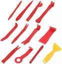 Losse rode en gele kunststof auto-interieurdemontagetools, waaronder schrapers en trimverwijderaars.