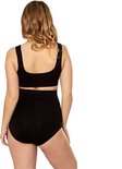 Vrouw met blond haar, achterkant gezien, draagt een zwarte corrigerende slip met hoge taille en bijpassende top.