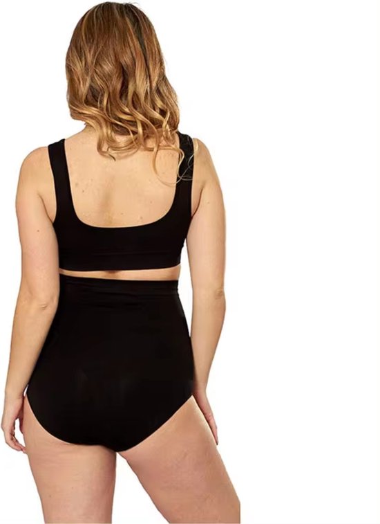 Vrouw met blond haar, achterkant gezien, draagt een zwarte corrigerende slip met hoge taille en bijpassende top.