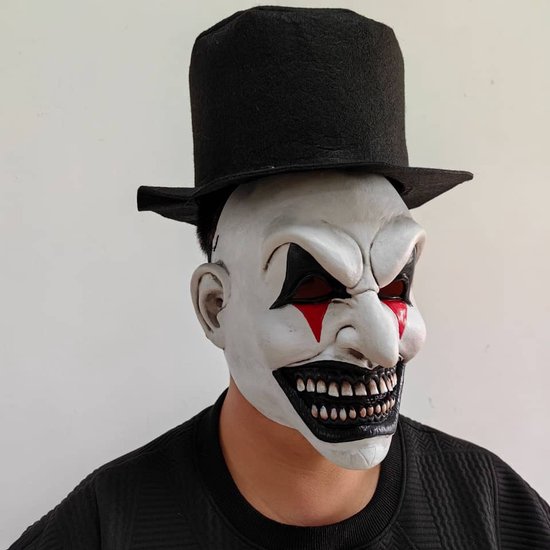 Man met eng clown masker: wit gezicht, rode tranen, zwarte make-up, grijns, zwarte hoge hoed.