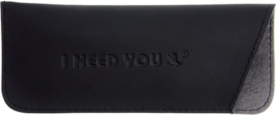 Étui à lunettes noir avec 'I NEED YOU' en relief.