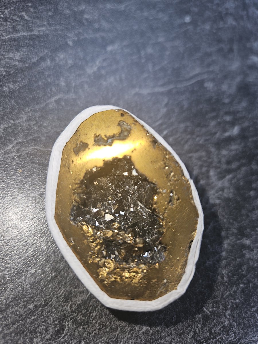 Bergkristal geode met goud coating