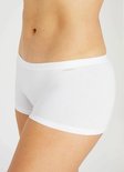 Witte dames shorts van Ten Cate, van de zijkant gefotografeerd, gedragen door een model.