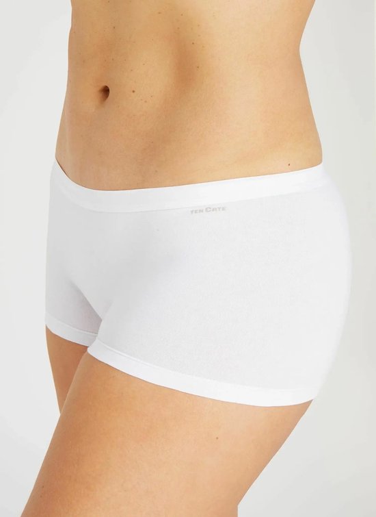 Witte dames shorts van Ten Cate, van de zijkant gefotografeerd, gedragen door een model.