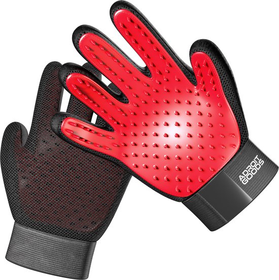 Une paire de gants rouges et noirs pour enlever les poils avec des picots en silicone
