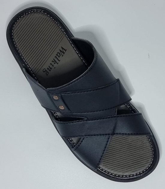 Zwarte lederen slipper met gekruiste banden en het woord 'Walking' op de grijze binnenzool.