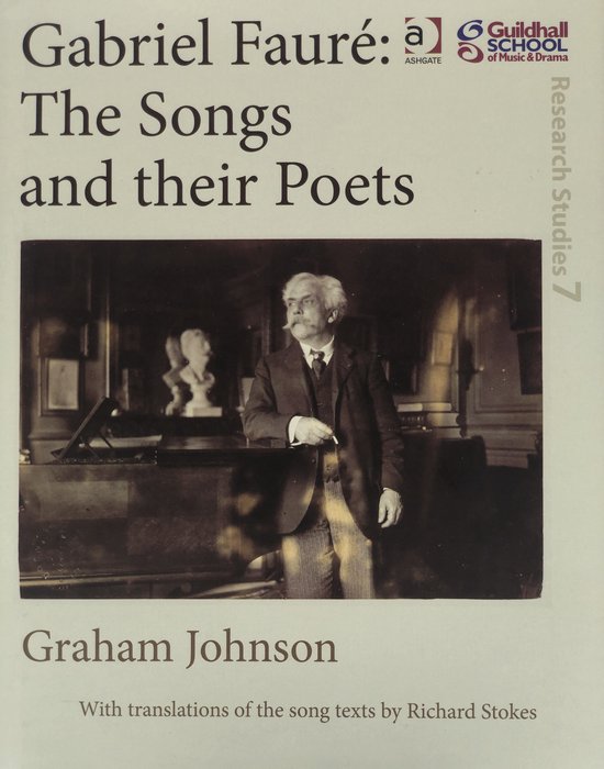 Boek: Gabriel Fauré: The Songs and their Poets, met een foto van een man die bij een piano staat.