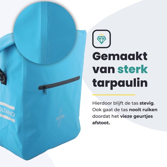 Blauwe fietstas van sterk, waterdicht tarpaulin materiaal.
