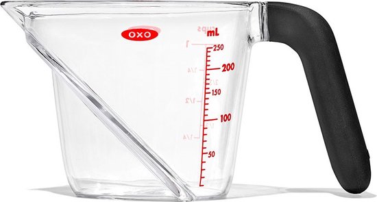Doorzichtige maatbeker van 250 ml met rode schaalverdeling en zwarte handgreep.