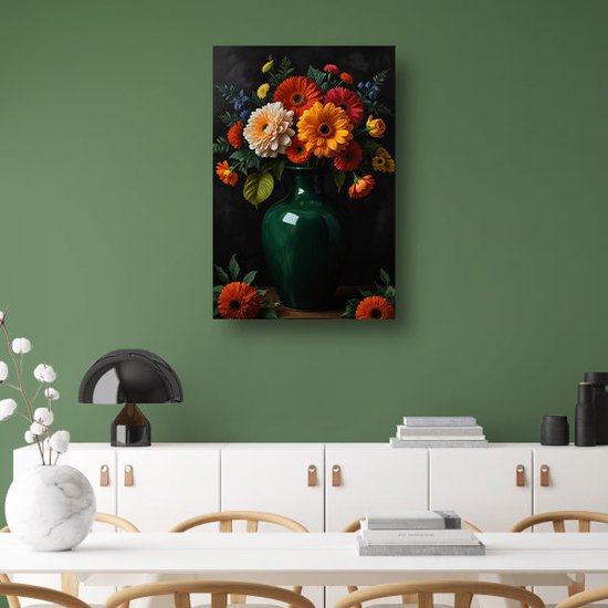 Een boeket bloemen in een groene vaas, hangend boven een witte kast.