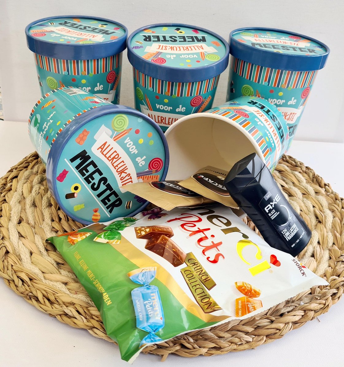 Bedankje meester – Feestelijke bucket gevuld met lekkers en koffie – Eindeschooljaar cadeau – Snoepbucket