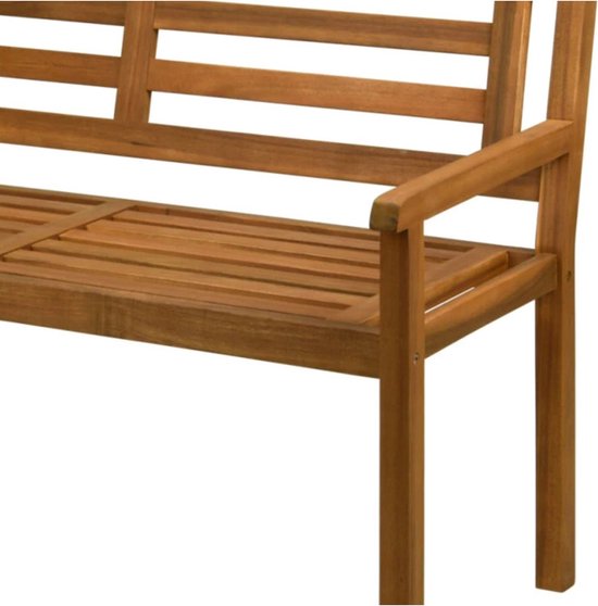 Houten tuinbank met armleuningen en een rugleuning van horizontale latten.