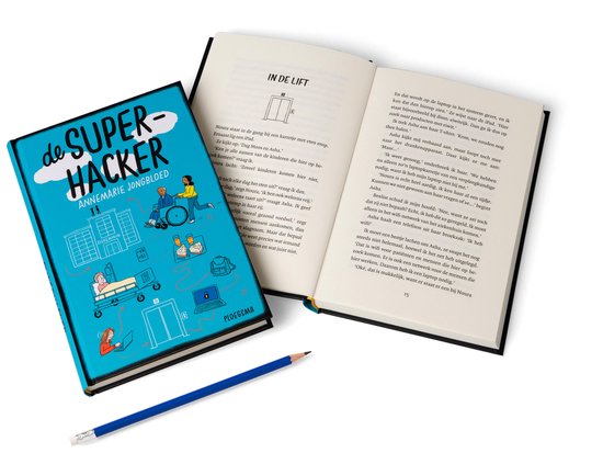 Boek "De superhacker" open, met illustraties en tekst. Een potlood ligt ernaast.