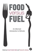 Boekcover met de titel 'Food versus Fuel'. Links een vork, rechts een benzinepomp. 'An Informed Introduction to Biofuels'.