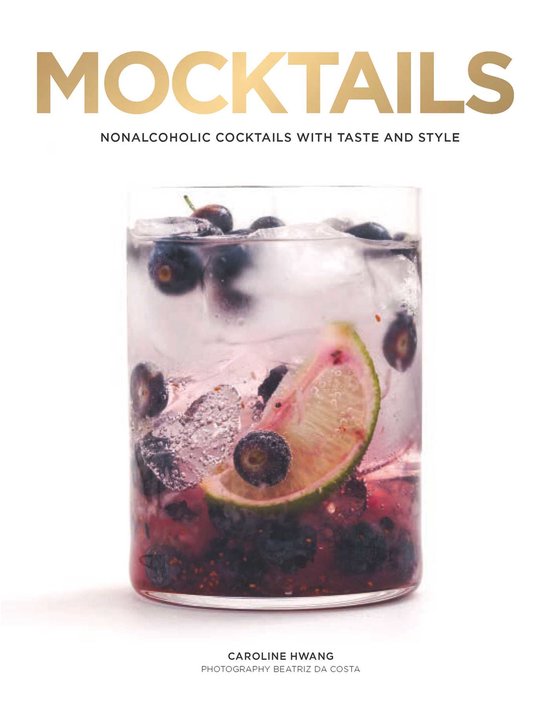 Boek met de titel "Mocktails" in gouden letters, met een glas mocktail gevuld met ijs, bosbessen, en limoen.