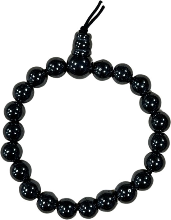 Collier doré avec des perles rondes transparentes et une perle plus épaisse.