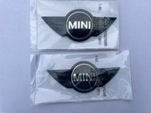 Geef je Mini Cooper R55/R56 een frisse look met deze hoogglans zwarte Emblemen passend voor Mini. Zelfklevend met pinnen voor uitlijning. 2-delige set