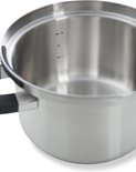 De binnenkant van een zilverkleurige kookpan met maatstrepen.