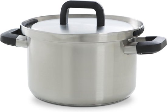 Een zilverkleurige kookpan met zwarte handvatten en deksel.