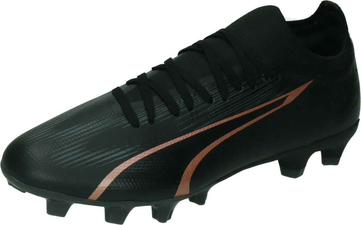Puma ULTRA MATCH FG/AG voetbalschoenen in zwart met bronzen details, ontworpen voor gras- en kunstgrasvelden.