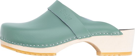 Eén pastelgroene Skolys klomp op de zijkant, met leren bandje en houten zool.