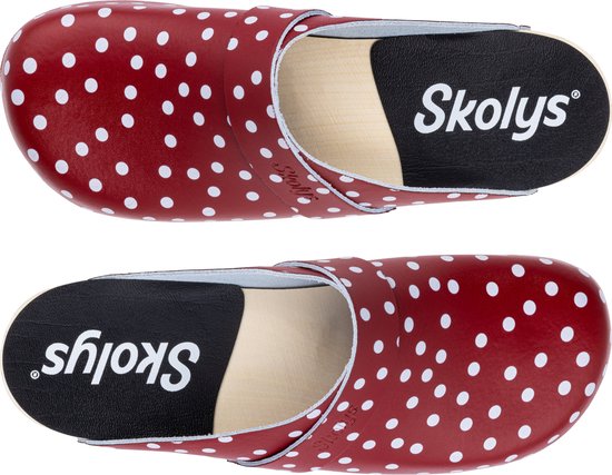 Twee rode klompen met witte stippen, houten zool, bovenaanzicht met zwarte binnenzool met logo.