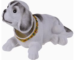 Een vrolijk lief knikkend hondje met een bewegende kop. Leuk om op de achterbank in de auto te zetten! Deze hond is voor decoratie en niet om mee te spelen. Natuurlijk is de hond ook leuk om cadeau te geven aan iemand.