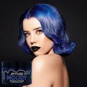 Model met kort, golvend donkerblauw haar, draagt zwarte lippenstift en opvallende oogmake-up.