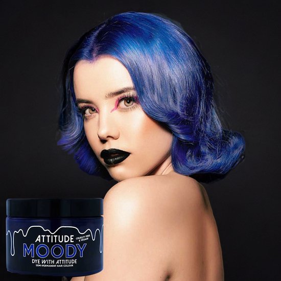 Model met kort, golvend donkerblauw haar, draagt zwarte lippenstift en opvallende oogmake-up.
