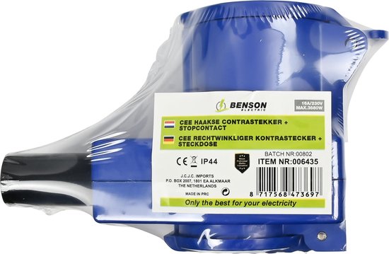 Blauwe haakse connector, verpakt in plastic. Label toont 'CEE HAAKSE CONTAKTTEKKER + STOPCONTACT', 'CEE RECHTWINKELIGE KONTAKTTEKKER + STECKDOS', '16A/220V MAX.3680W' en 'IP44'.