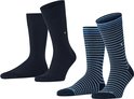 Twee paar donkerblauwe sokken. Eén paar effen donkerblauw, het andere paar heeft horizontale strepen in donkerblauw en grijsblauw.