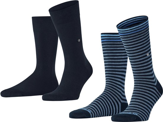 Twee paar donkerblauwe sokken. Eén paar effen donkerblauw, het andere paar heeft horizontale strepen in donkerblauw en grijsblauw.