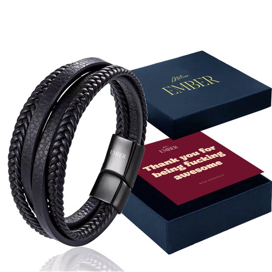 Zwarte leren armband met gevlochten details en een zwarte RVS magneetsluiting, in een geschenkverpakking.
