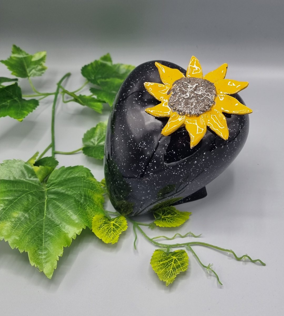 Urn - Keramiek - Hart - Zwart - Zonnebloem - 800ml - 1 as-kamer - Hand-made