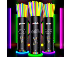 Partizzle 300 stuks Glow in the Dark Sticks - Extra Dik - Incl. Glowsticks Connectors - Breekstaafjes - Neon Carnaval Party Artikelen - Verjaardag Feest Versiering / Decoratie - 7 Kleuren