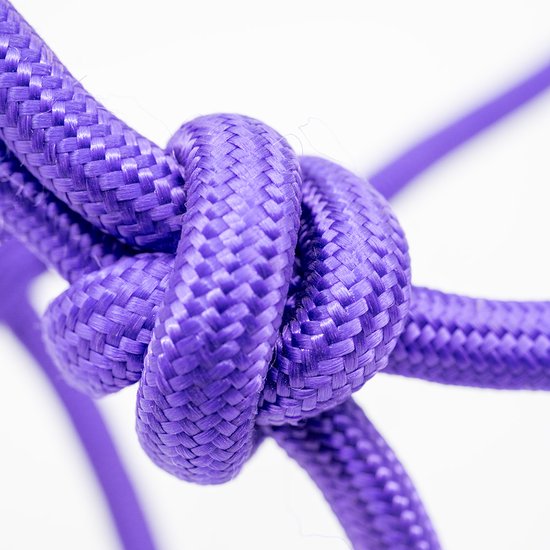 Paars touwhalster met een gedetailleerde knoop.