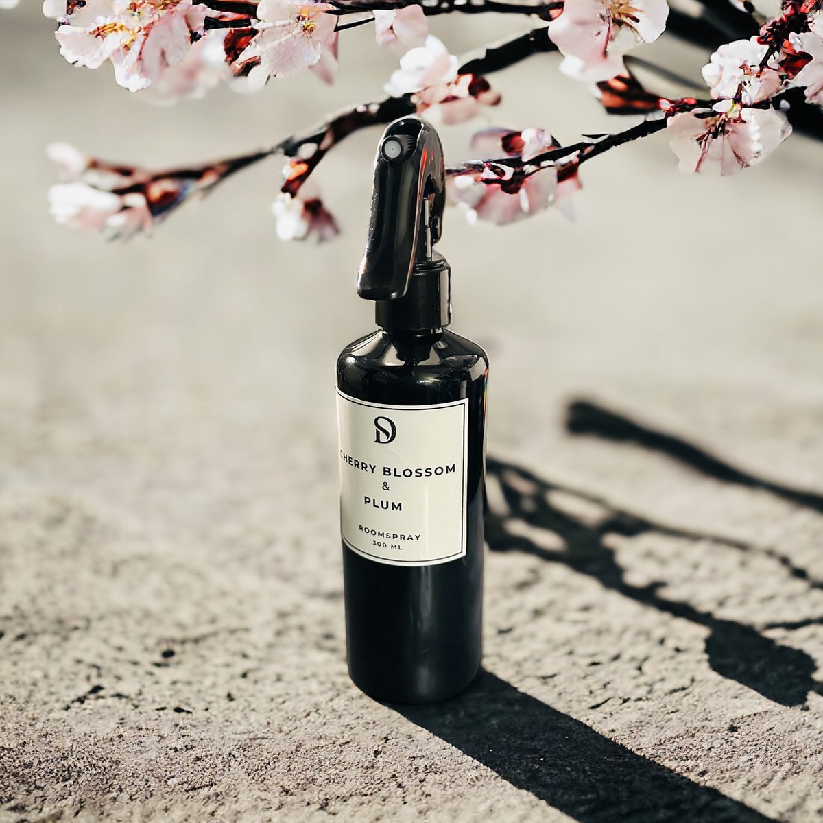 Goedkoopste Roomspray Cherry Blossom & Plum - 300 ml - Vegan Geurspray | Kersenbloesem - Pruimen | SD Candles and Deco