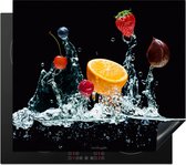 KitchenYeah® Inductie beschermer 60x52 cm - Watersplash - Fruit - Zwart - Kookplaataccessoires - Afdekplaat voor kookplaat - Inductieplaat mat - Afdekmat voor inductiekookplaat - Keuken decoratie