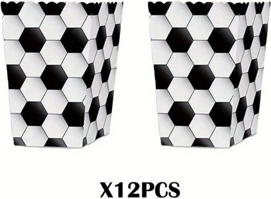 Twee lege popcornbakjes met voetbalprint, zwart-wit zeshoekig patroon.