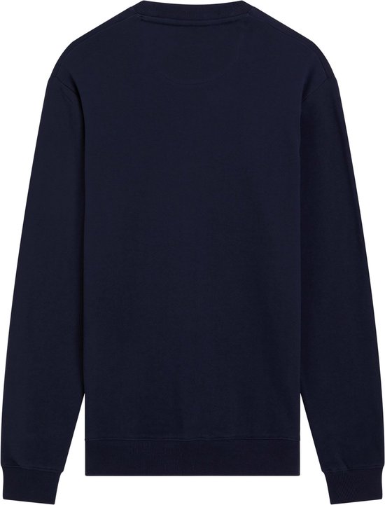 Achterkant van een donkerblauwe sweater met ronde hals.