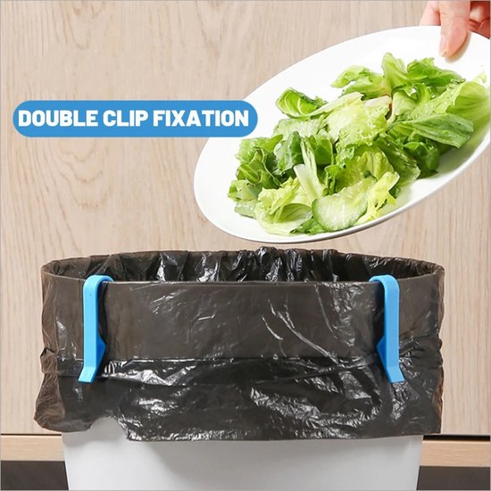Zwarte vuilniszak met twee blauwe clips aan de rand. Boven de zak een bord met sla. Tekst: DOUBLE CLIP FIXATION.