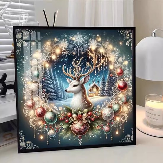 Peinture diamant d'une scène de Noël avec un cerf, des arbres enneigés, des lumières et des boules de Noël.