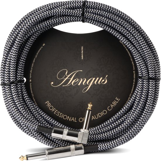 Gitaarkabel van Áengus, zwart-wit gevlochten mantel, opgerold met een kaart met merknaam "Aengus" en "PROFESSIONAL OFC AUDIO CABLE", op een witte achtergrond.