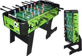 Opklapbare voetbaltafel in groen met zwart frame, bespeelbaar veld en schutterende voetballers decoratie.